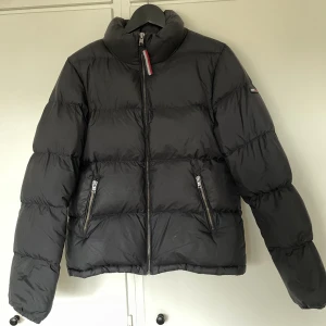 Tommy Hilfiger Vinterjacka - Varm dunjacka från Tommy Hilfiger Passar både XS & S
