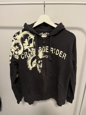 Tvärfet y2k zipup - fits S-M (lite slim för mig som är bred 176cm)