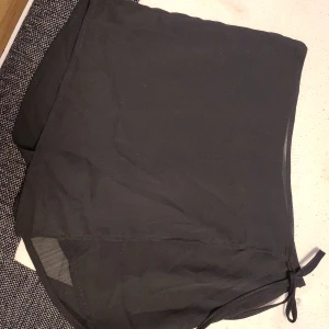 kjol storlek S - Säljer denna söta byxkjol. Är storlek L men jag får inte på mig den som är en M så väldigt liten i storleken. Lite genomskinlig är den. Aldrig använt den då den är förliten.