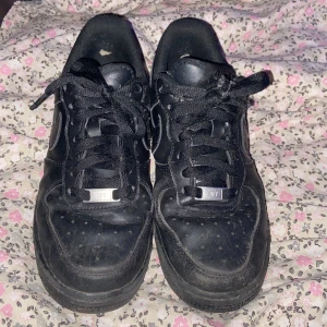 Black Nike air force 1 - Säljer dom här Nike air force 1 använda mycket som ni antagligen ser, Dom är äkta såklart köpte dom för 1,450  Och kommer försöka ta bort smuts från dom innan dom säljs! Skicka dom för med information.