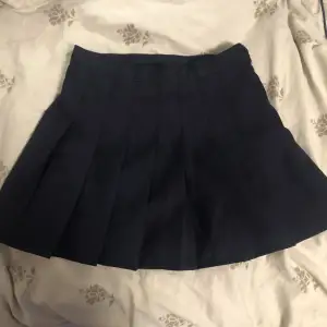 Super gullig tennis kjol med shorts under! Fick den här i present av min pappa för några år sedan men passar inte i den längre :(  Shortsen är korta och inte synliga. Bra skick. 