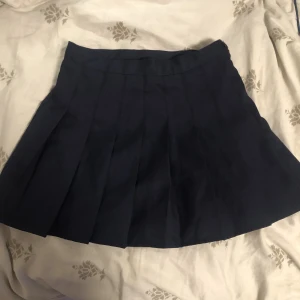 Tennis skirt / kjol med shorts - Super gullig tennis kjol med shorts under! Fick den här i present av min pappa för några år sedan men passar inte i den längre :(  Shortsen är korta och inte synliga. Bra skick. 