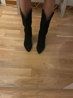 Cowboy boots mocka - Svarta cowboy boots storlek 37, använda en gång.  I mocka. Köpta för 799kr 