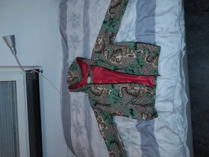 Gucci jacka  - Storlek S passar kanske M fick den av en polare när jag fyllde år o har växt ur den nu har kvar dustbagen och påsen men hittar tyvär inte kvittot 