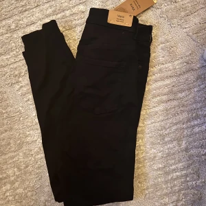 Vera Jeans - Populära Svarta Vera jeans från Lindex  Nya med lappar strl 42 Nypris 499