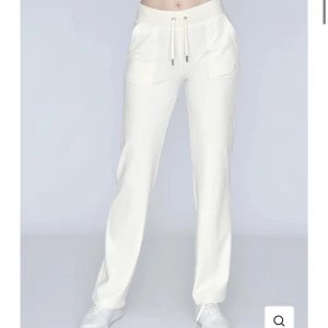 Juicy Couture - Säljer Juicy byxor i storlek S i färgen Sugar Swizzle. Köpa från Juicy Couture hemsida. Använda fåtal gånger och är i fint skick. Säljer pga att jag vill köpa en annan färg. Byxorna är uppsydda så det passar något som är 160-165. 