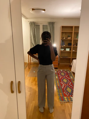 Grå Kostymbyxor  - Klassiska kostymbyxor som har använts vid ett enstaka tillfälle. Strl 34/36. 