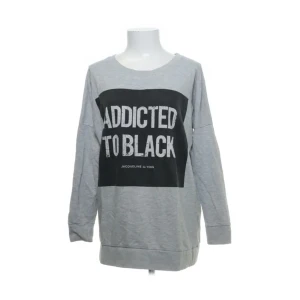 Tröja addicted to black - Bra skick