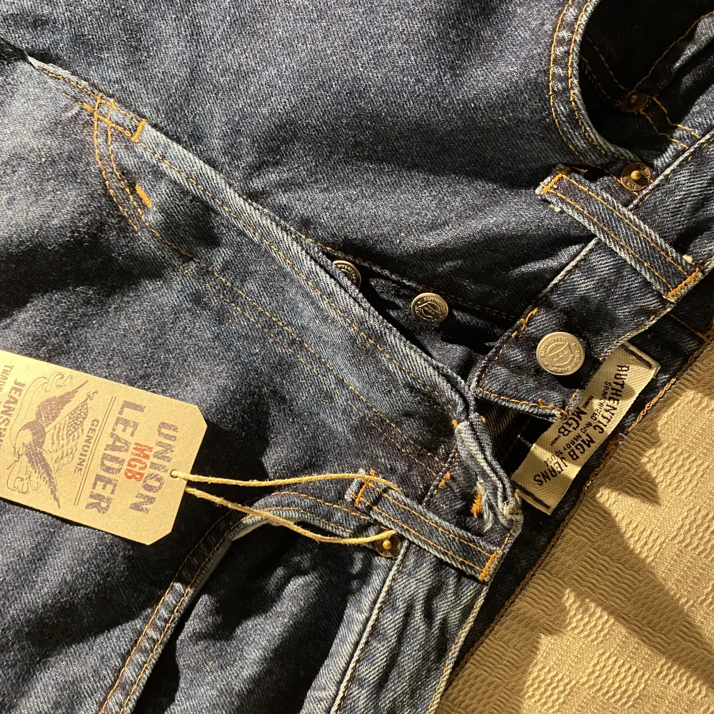 Snygga MGB jeans med lapparna på i helt nytt skick. Kvalitetsmaterial, gjorda i 100% bomull. Modell 401. Straight leg. Är storlek 170 i barnstolek och sitter som en XS. Öppen till budgivning. . Jeans & Byxor.