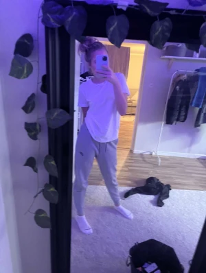 nike tech  - Detta är ett par Nike tech byxor som jag köpte för 1149kr och säljer nu för 750kr för att jag inte tycker de sitter så bra på där bak. Kom dm för mer bilder eller frågor💕Hjälper min kompis att sälja hon heter Vienna johansson på plick