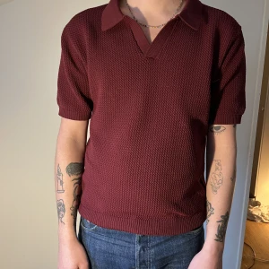 Stussy piké - En vinröd och snygg piké från Stussy i lite ribbad känsla