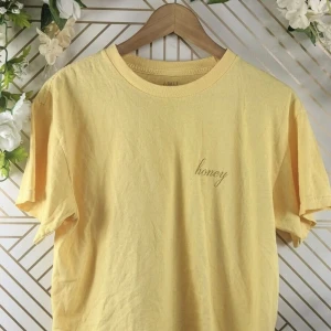 Honey tshirt - En thsirt i bomull från Brandy Melville. Honey texten är i glitter✨