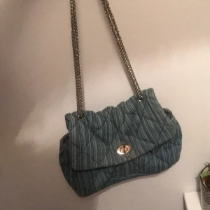 Väska - Superfin väska från Zalando, tror inte den säljs längre. I fint skick, går att ha på axeln men även tvärsöver 💕 frakt kostar 66kr och är spårbar