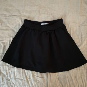 kjol - kjol från stradivarius men för stor för mig🤍väldigt bra skick