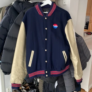 Varsity jacka  - Varsity Jack i bra skick med fodrade, äkta läder armar!  Kan mötas upp i Täby och innerstan och frakta.