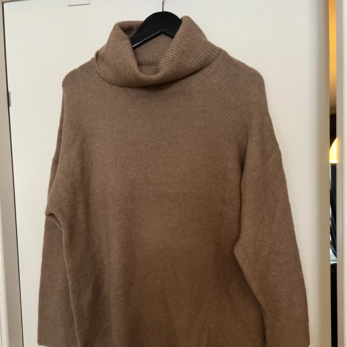 Mörk beige stickad tröja med krage 