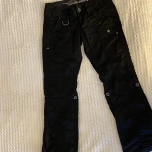 Esprit play byxor i storlek 34 - Dessa byxor är några år gammla men endast använda 2 gånger, skicket på dem är som helt nya. Hittade byxorna på vinden och är nu för små för mig därav kan jag inte ta en bild på hur dem sitter på.