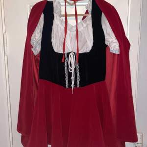 Rödluvan dräkt använd en gång❣️ klänningen kan användas även till vanligt då den är såpass fin🥰