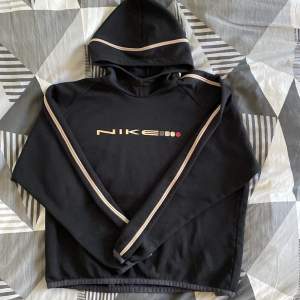 Jättesnygg vintage Nike hoodie i nätigt material. Smått sliten på vissa ställen
