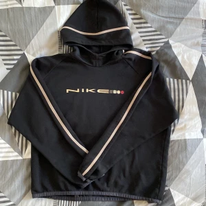 Vintage Nike Hoodie - Jättesnygg vintage Nike hoodie i nätigt material. Smått sliten på vissa ställen