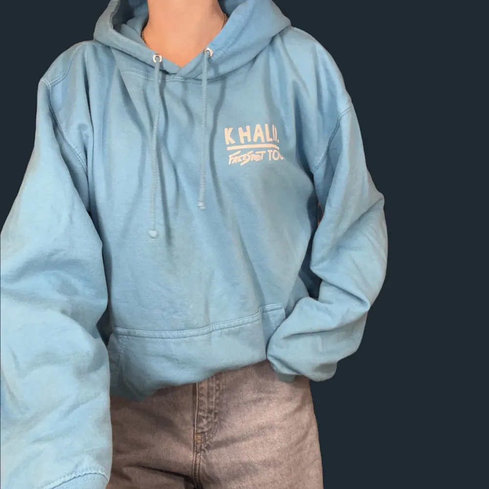 jättefin blå oversized hoodie! det är merch från Khalid från när han va i stockholm 2019. superskön. storlek L, mycket oversized på mig som brukar ha XS. passar XS-L beroende på hur man vill ha den🦋inga defekter alls!. Hoodies.