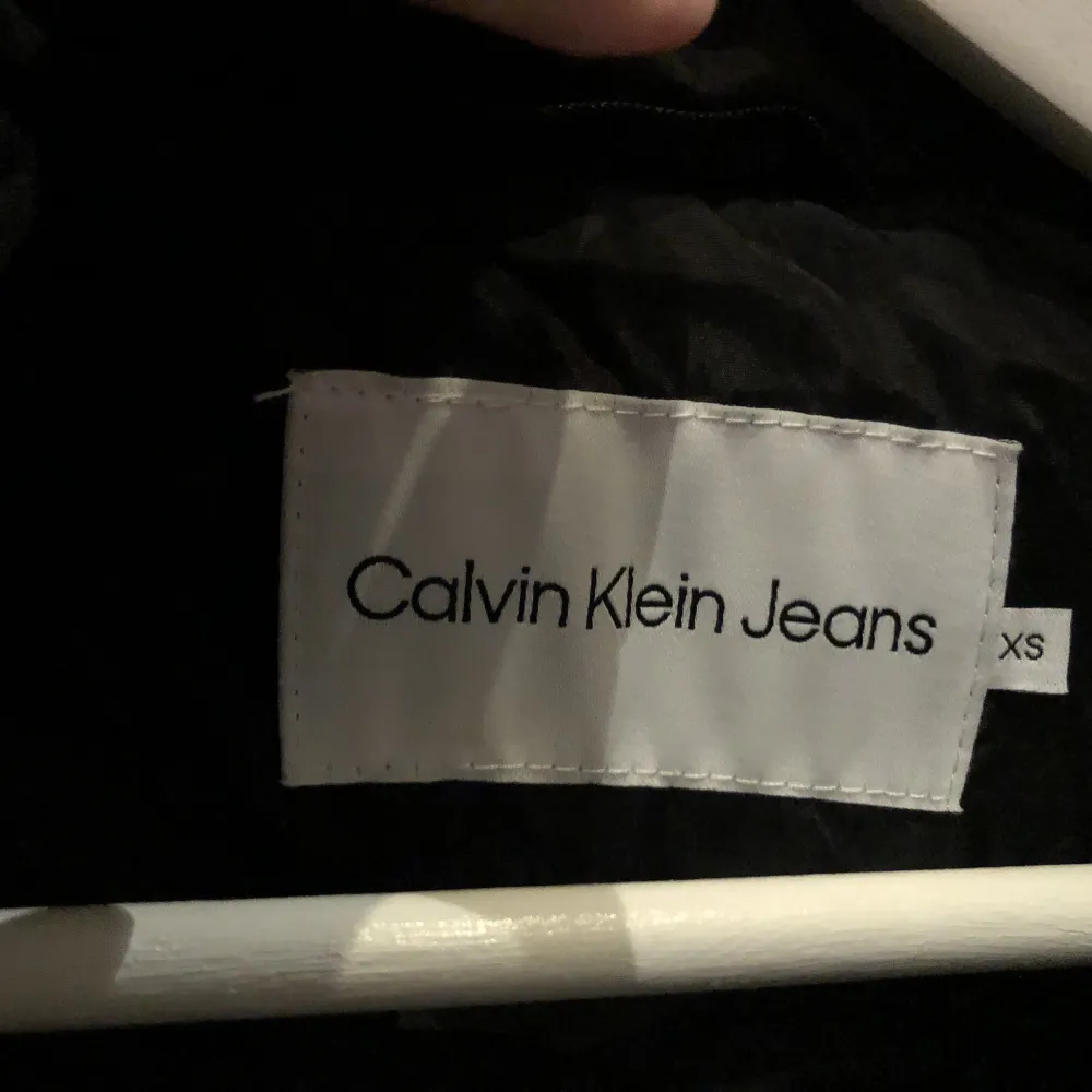 Svart Calvin Klein Puffer med bälte  Endast provad  Storlek xs med passar 34/36 Small Nypris 1980kr. Jackor.