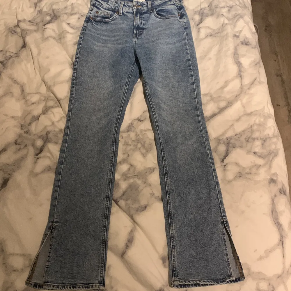 Ett par jätte fina bootcut jeans med slits i storlek 38. De är lite för korta på mig som är 173 skulle säga att de passar någon mellan 165-170. De sitter mer som storlek 36. De är knappt använda. Fråkt på 66 kr tillkommer💕. Jeans & Byxor.