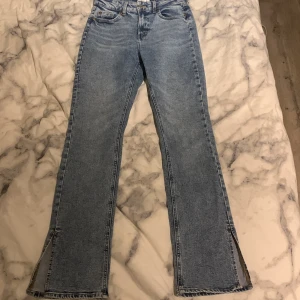 Bootcut jeans - Ett par jätte fina bootcut jeans med slits i storlek 38. De är lite för korta på mig som är 173 skulle säga att de passar någon mellan 165-170. De är knappt använda. Fråkt på 66 kr tillkommer💕