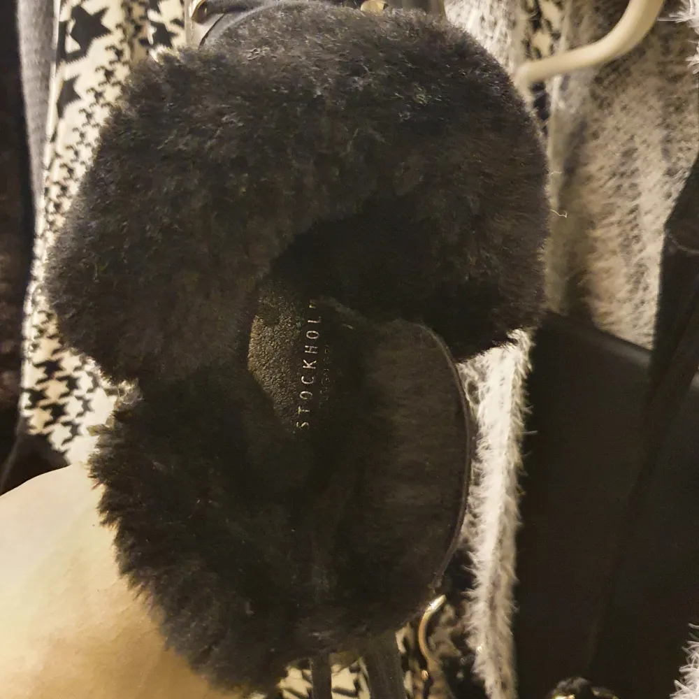 Dom här fina stövlar från Stockholm design group med fake fur päls  Använd 1 gång  Priset är exklusive Fraktkostnader . Skor.