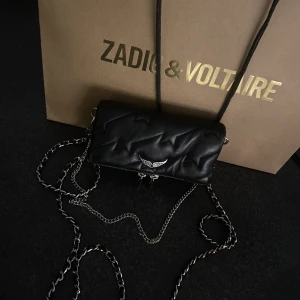 zadig väska  - säljer min as snygga zadig väska som jag köpte i butik förra vintern! väskan är i superbra skick!!! kan sälja billigare vid snabb affär 💓