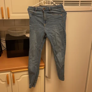 Molly Jeans - O gott skick. använda några gånger. köparen får stå för frakten.