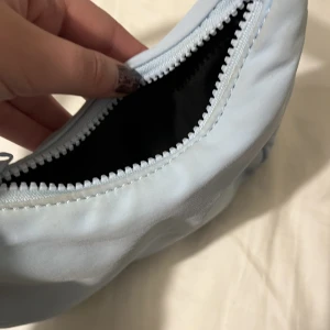 Ljusblå axelväska från Gina Tricot - En jättesöt väska från Gina! Ganska missfärgad på vissa ställen men annars i gott skick!