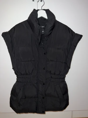 ”Lola Puffer vest”-  Gina Tricot  - Säljer denna super snygga väst från Gina Tricot i storlek S!  Använd fåtal tillfällen, så skicket är som ny! 