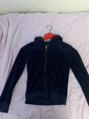 Juicy kofta - Svall juicy kofta som jag inte använder längre😩🙌 Strlk: xxs  Barn L men sitter som xxs-xs tvär söt 