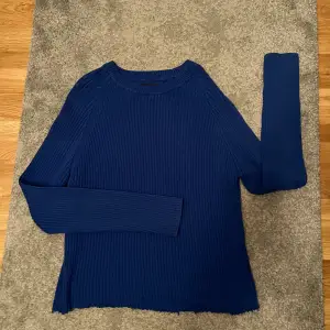 Hej säljer denna sweatshirt från zara, den är klippt nertill så den har en lite mer croppad passform! Den sitter mer som en S/M