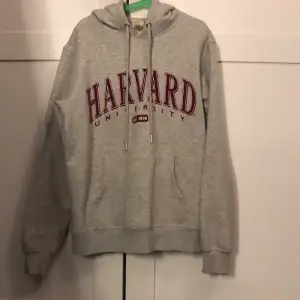 Grå Harvard hoodie från hm, använd fåtal gånger.