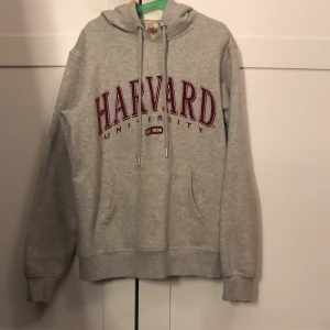 Harvard hoodie - Grå Harvard hoodie från hm, använd fåtal gånger.