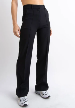 Madlady kostymbyxor  - Tjena! Säljer dessa snygga kostymbyxor, har aldrig använt som, bara provat, men säljer dessa för de satt lite stora på mig, jag säljer dessa kostymbyxor för 400kr. Storleken är i 34❤️