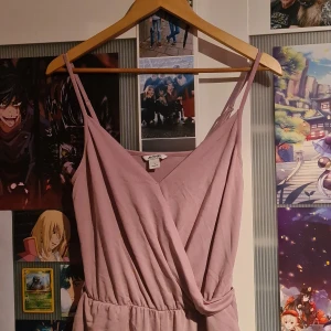 Smutsrosa byxdress - En löspassande byxdress från monki, använd ungefär en sommar. Inga skador eller fläckar på plagget.