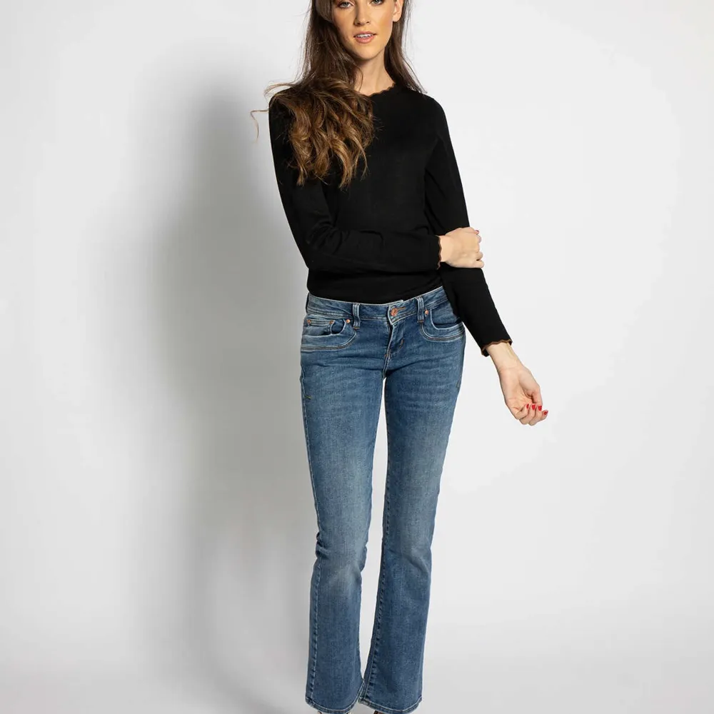 Skit snygga ltb jeans som tyvärr inte passade mig. Slutsålda överallt. De är i nyskick med lappen kvar, nypris 799 men säljer för 600. Storlek: 26 i midjan och 36 i längd💓. Jeans & Byxor.