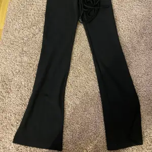 Säljer dessa svarta byxor ifrån new yorker med snören som man kan knyta runt midjan, aldrig använda i storlek XS. 