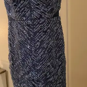 Jättesnygg blå paljett klänning som skimrar jättefint. Klänningen är tajt på kroppen och framhäver kroppens kurvor.  Använt i ett tillfälle under några timmar. 