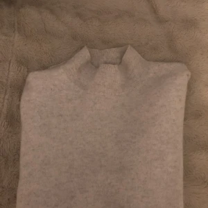 Cashmere tröja⛅️ - ❗️LÄS ALLT OM DU ÄR INTRESSERAD❗️ 100% Cashmere Den är S men är liten i storleken. Är använd 1 gång för en insta bild⚡️ Köptes för cirka 1200kr. Skriv privat om du är intresserad eller har frågor! 💬 