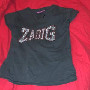 T-shirt från Zadig, använd ca 5 gånger men är i toppskick. Köpt för 950kr i strl xs