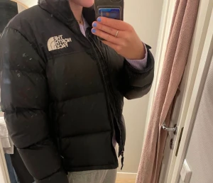 the north face jacka  - säljer en north face jacka som jag köpte på plick, men har en annan jacka redan så använder inte denna. jättefint skick och inga skador på den! (!!lånade bilder) köparen står för frakten🫶🏻❤️‍🔥