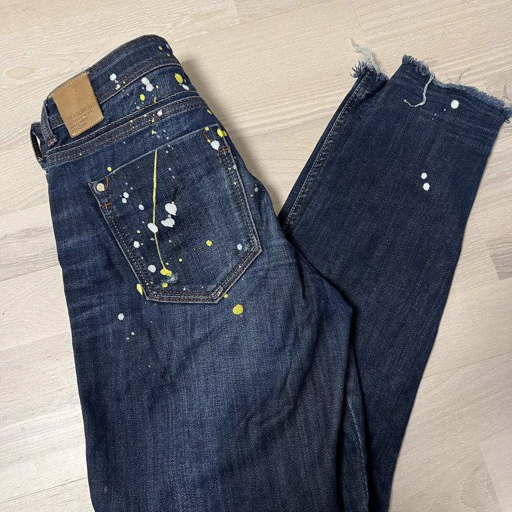 Säljer använda men i bra skick zara jeans i storlek 34 . Jeans & Byxor.