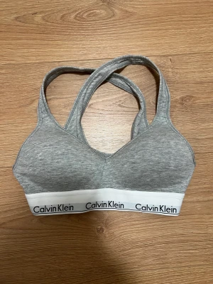 Calvin Klein bh - Säljer min gråa Calvin Klein bh i storlek S då jag har köpt i fel storlek. Den är snålt använd och i mycket gott skick.  Säljer den för 150kr och köparen står för frakt!