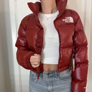 The North Face puffer jacket i röd - Säljer min röda puffer jacket från The North Face. Aldrig använd och med lapparna kvar. I storlek XS. Köpt föra året för 2545 kr