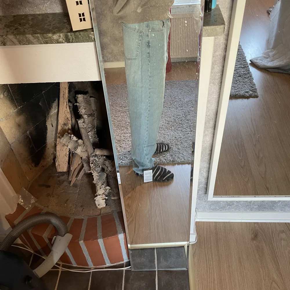 Storlek W31 L34 Skick 10/10 Säljer mina helt oanvända jeans med lappen kvar, då jag rensar i min garderob och glömt bort att jag hade dom:) Jag är 186 cm och de sitter perfekt på mig Pris kan diskuteras. Jeans & Byxor.