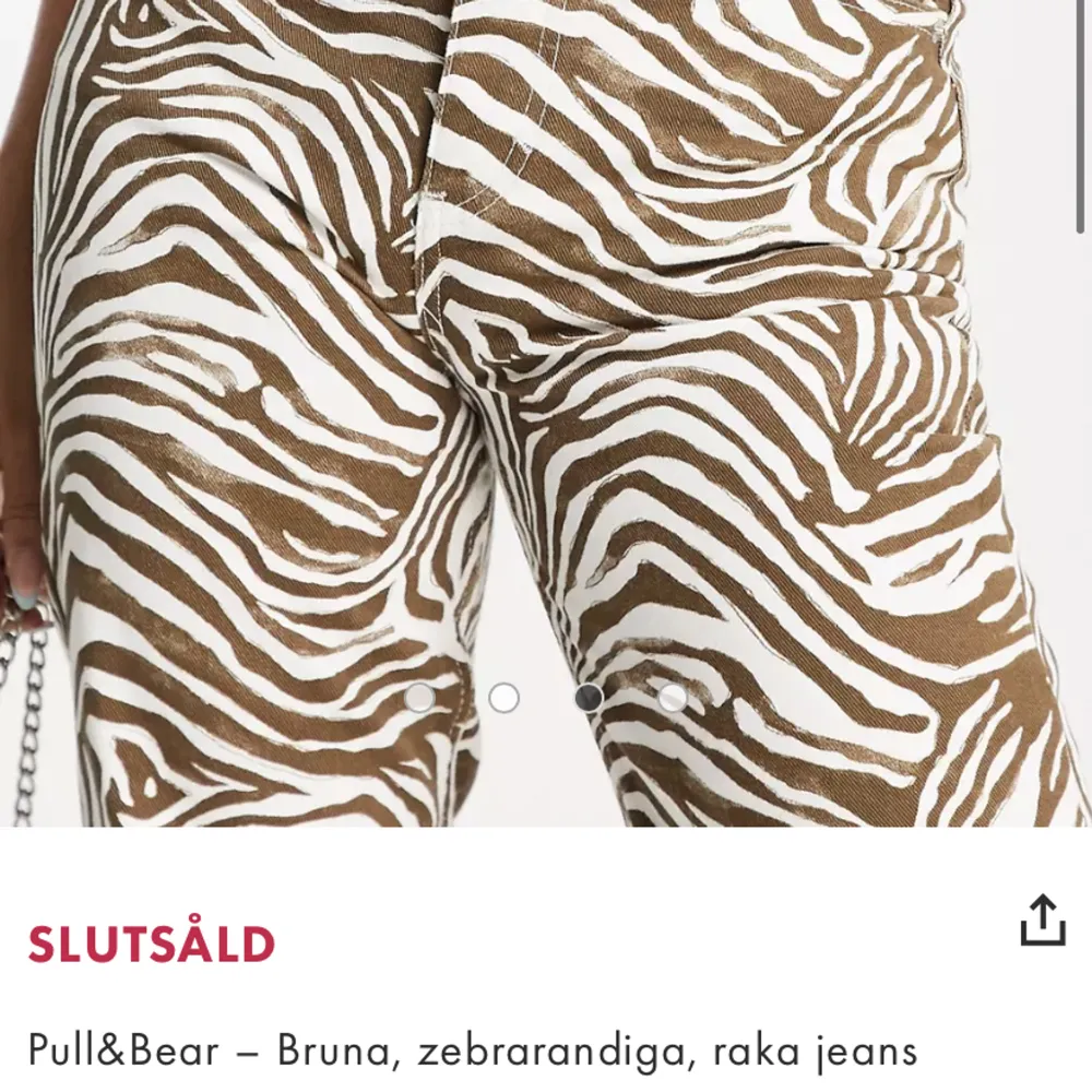 Ett par riktigt sköna zebra jeans från Pull&Bear. Aldrig använda, endast testade💗sitter perfekt på mig som är 166cm lång och brukar ha W26-27 (kanske lite långa) . Jeans & Byxor.
